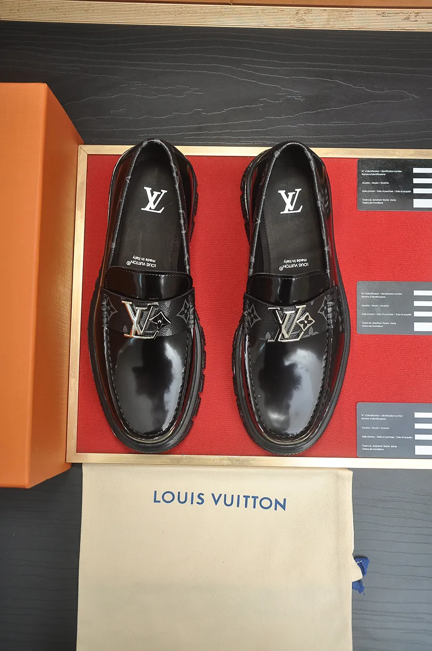 Men's men's shoes 💰760💶 [LV] (original single cowhide lining) 🍀LV's latest genuine leather business suit shoes are launched simultaneously on the official website. The first-layer cowhide imported from Italy is made of heavy gold, 💥official website 1:1 rubber outsole. Versatile to wear, high-end without losing class, and the color combination is extraordinary. This four-season style is alluring when worn on your feet, showing off your big-name flair. Standard code 39-44 (customized at 38.45)